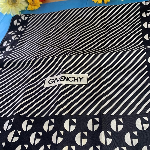 Pre Owned Givenchy Black and White Scarf - Picture 1 of 17